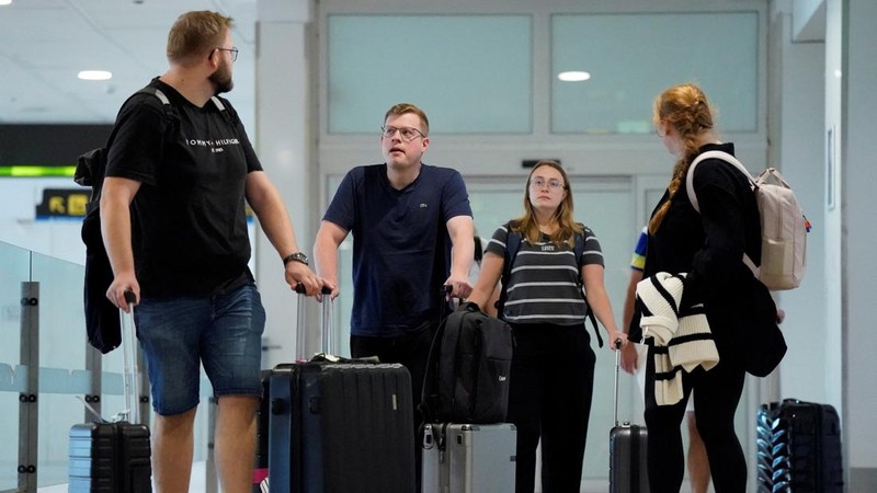 Orang-orang tiba di Bandara Adolfo Suarez Madrid–Barajas setelah pemerintah Spanyol menyatakan akan memberlakukan pemeriksaan perbatasan bagi penerbangan dan kapal dari Italia—mulai tengah malam hari Sabtu hingga 7 September—di tengah sengketa mengenai migrasi ilegal, di Madrid, Spanyol, pada 8 Agustus 2026.