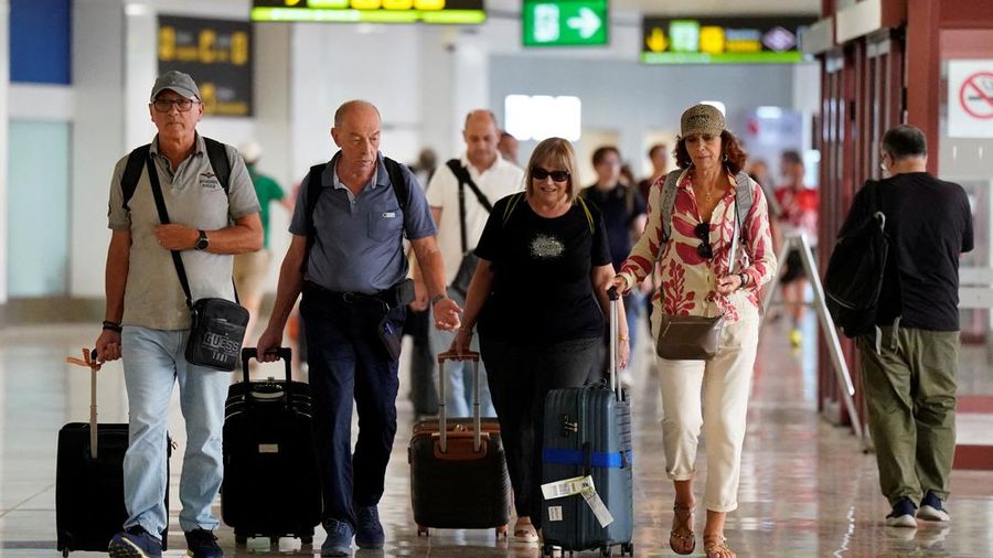 Orang-orang tiba di Bandara Adolfo Suarez Madrid–Barajas setelah pemerintah Spanyol menyatakan akan memberlakukan pemeriksaan perbatasan bagi penerbangan dan kapal dari Italia—mulai tengah malam hari Sabtu hingga 7 September—di tengah sengketa mengenai migrasi ilegal, di Madrid, Spanyol, pada 8 Agustus 2026.
