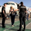 Petugas kepolisian nasional Spanyol memantau kedatangan para pelancong dari Italia di Bandara Madrid-Barajas, Madrid, Spanyol, pada 8 Agustus 2026, setelah pemerintah Spanyol mengumumkan akan memberlakukan pemeriksaan perbatasan untuk penerbangan dan