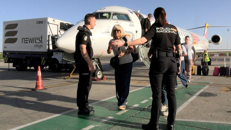 Petugas kepolisian nasional Spanyol memantau kedatangan para pelancong dari Italia di Bandara Madrid-Barajas, Madrid, Spanyol, pada 8 Agustus 2026, setelah pemerintah Spanyol mengumumkan akan memberlakukan pemeriksaan perbatasan untuk penerbangan dan