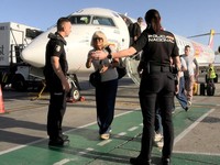 Petugas kepolisian nasional Spanyol memantau kedatangan para pelancong dari Italia di Bandara Madrid-Barajas, Madrid, Spanyol, pada 8 Agustus 2026, setelah pemerintah Spanyol mengumumkan akan memberlakukan pemeriksaan perbatasan untuk penerbangan dan