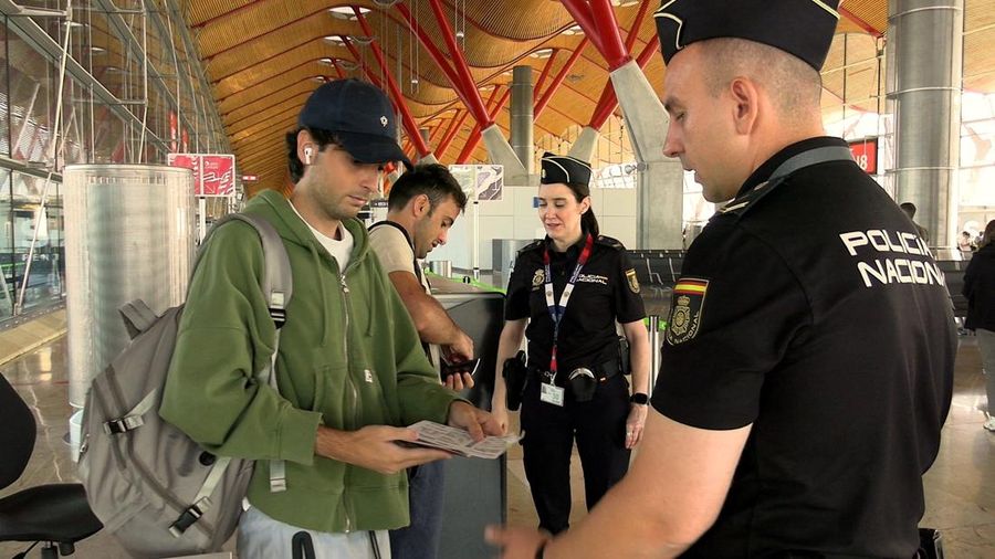 Petugas kepolisian nasional Spanyol memeriksa dokumen para pelancong yang tiba dari Italia di Bandara Madrid-Barajas, Madrid, Spanyol, pada 8 Agustus 2026. Langkah ini diambil setelah pemerintah Spanyol menyatakan akan memberlakukan pemeriksaan perbatasan untuk penerbangan dan kapal dari Italia—mulai tengah malam hari Sabtu hingga 7 September—di tengah sengketa mengenai migrasi ilegal.