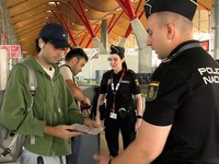 Petugas kepolisian nasional Spanyol memeriksa dokumen para pelancong yang tiba dari Italia di Bandara Madrid-Barajas, Madrid, Spanyol, pada 8 Agustus 2026. Langkah ini diambil setelah pemerintah Spanyol menyatakan akan memberlakukan pemeriksaan perba