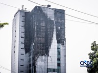 Petugas Penanggulangan Kebakaran dan Penyelamatan (Gulkarmat) memasuki gedung Badan Pendapatan Daerah (Bapenda) DKI Jakarta setelah dilanda kebakaran di kawasan Gambir, Jakarta Pusat, Sabtu (8/8/2026). (CNBC Indonesia/Tias Budiarto)