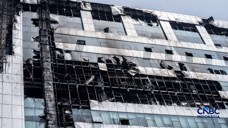 Petugas Penanggulangan Kebakaran dan Penyelamatan (Gulkarmat) memasuki gedung Badan Pendapatan Daerah (Bapenda) DKI Jakarta setelah dilanda kebakaran di kawasan Gambir, Jakarta Pusat, Sabtu (8/8/2026). (CNBC Indonesia/Tias Budiarto)