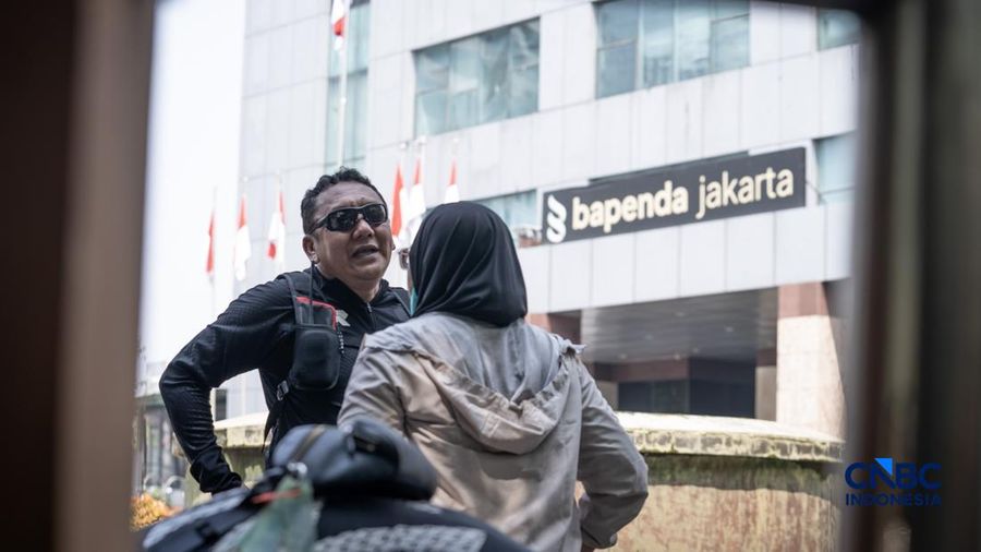 Petugas Penanggulangan Kebakaran dan Penyelamatan (Gulkarmat) memasuki gedung Badan Pendapatan Daerah (Bapenda) DKI Jakarta setelah dilanda kebakaran di kawasan Gambir, Jakarta Pusat, Sabtu (8/8/2026).