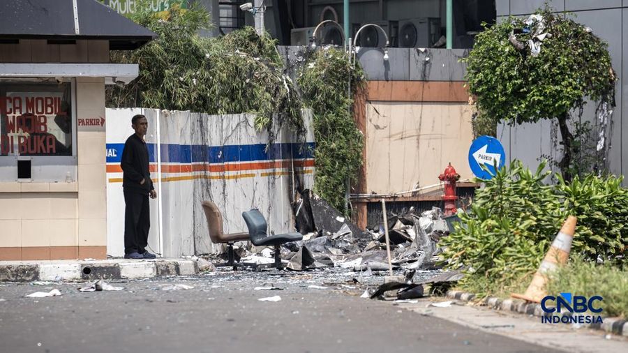 Petugas Penanggulangan Kebakaran dan Penyelamatan (Gulkarmat) memasuki gedung Badan Pendapatan Daerah (Bapenda) DKI Jakarta setelah dilanda kebakaran di kawasan Gambir, Jakarta Pusat, Sabtu (8/8/2026).