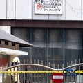 Petugas Penanggulangan Kebakaran dan Penyelamatan (Gulkarmat) memasuki gedung Badan Pendapatan Daerah (Bapenda) DKI Jakarta setelah dilanda kebakaran di kawasan Gambir, Jakarta Pusat, Sabtu (8/8/2026). (CNBC Indonesia/Tias Budiarto)