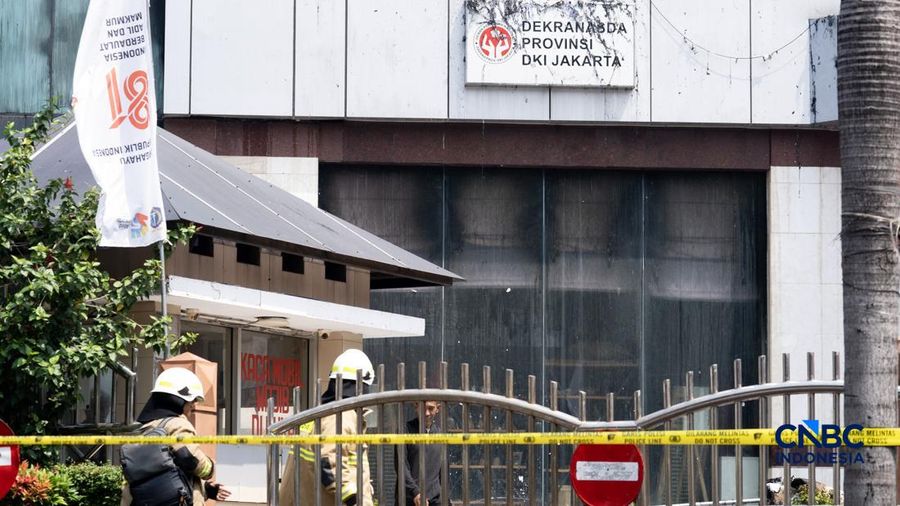 Petugas Penanggulangan Kebakaran dan Penyelamatan (Gulkarmat) memasuki gedung Badan Pendapatan Daerah (Bapenda) DKI Jakarta setelah dilanda kebakaran di kawasan Gambir, Jakarta Pusat, Sabtu (8/8/2026). (CNBC Indonesia/Tias Budiarto)