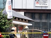 Petugas Penanggulangan Kebakaran dan Penyelamatan (Gulkarmat) memasuki gedung Badan Pendapatan Daerah (Bapenda) DKI Jakarta setelah dilanda kebakaran di kawasan Gambir, Jakarta Pusat, Sabtu (8/8/2026). (CNBC Indonesia/Tias Budiarto)