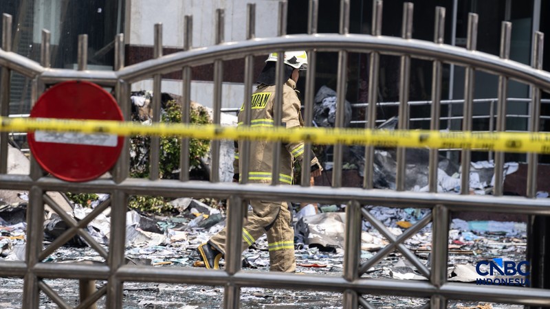 Petugas Penanggulangan Kebakaran dan Penyelamatan (Gulkarmat) memasuki gedung Badan Pendapatan Daerah (Bapenda) DKI Jakarta setelah dilanda kebakaran di kawasan Gambir, Jakarta Pusat, Sabtu (8/8/2026). (CNBC Indonesia/Tias Budiarto)