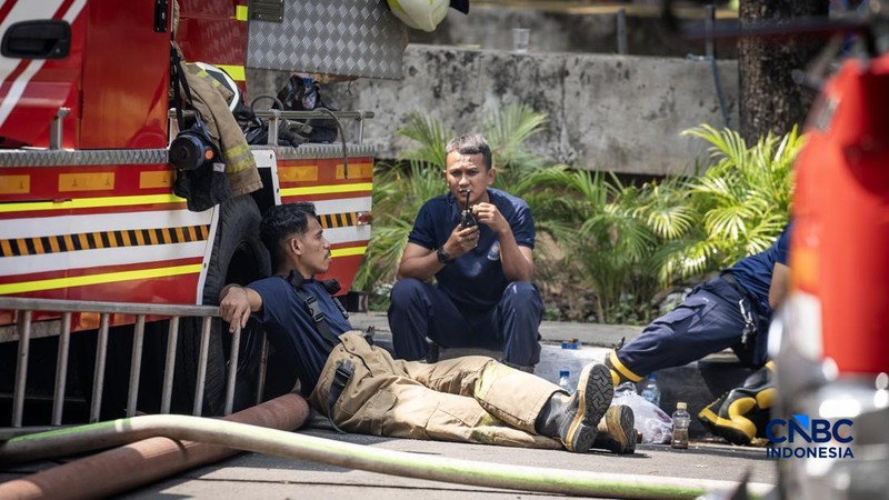 Petugas Penanggulangan Kebakaran dan Penyelamatan (Gulkarmat) memasuki gedung Badan Pendapatan Daerah (Bapenda) DKI Jakarta setelah dilanda kebakaran di kawasan Gambir, Jakarta Pusat, Sabtu (8/8/2026).