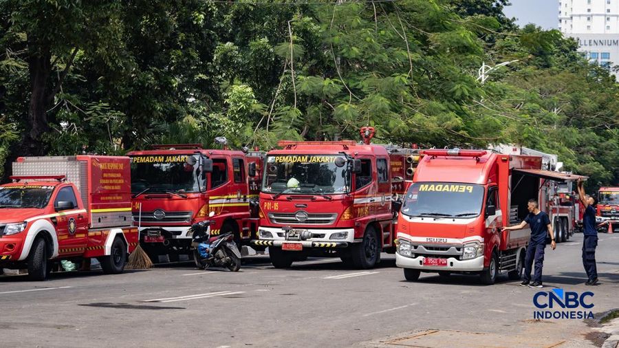 Petugas Penanggulangan Kebakaran dan Penyelamatan (Gulkarmat) memasuki gedung Badan Pendapatan Daerah (Bapenda) DKI Jakarta setelah dilanda kebakaran di kawasan Gambir, Jakarta Pusat, Sabtu (8/8/2026).
