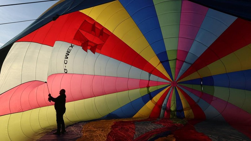 Sebuah balon udara disiapkan untuk terbang dalam peluncuran massal di acara tahunan Bristol International Balloon Fiesta di Bristol, Inggris, pada 8 Agustus 2026.