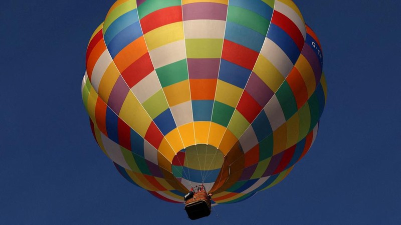 Sebuah balon udara terbang saat peluncuran massal di acara tahunan Bristol International Balloon Fiesta di Bristol, Inggris, pada 8 Agustus 2026.