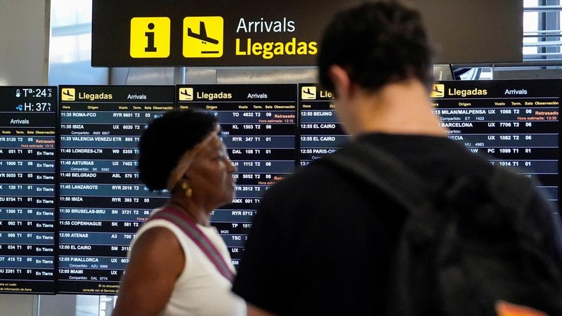 Sebuah papan informasi menampilkan rincian penerbangan saat orang-orang tiba di Bandara Adolfo Suarez Madrid–Barajas, setelah pemerintah Spanyol menyatakan akan memberlakukan pemeriksaan perbatasan bagi penerbangan dan kapal dari Italia—mulai tengah malam hari Sabtu hingga 7 September—di tengah sengketa mengenai migrasi ilegal, di Madrid, Spanyol, pada 8 Agustus 2026.