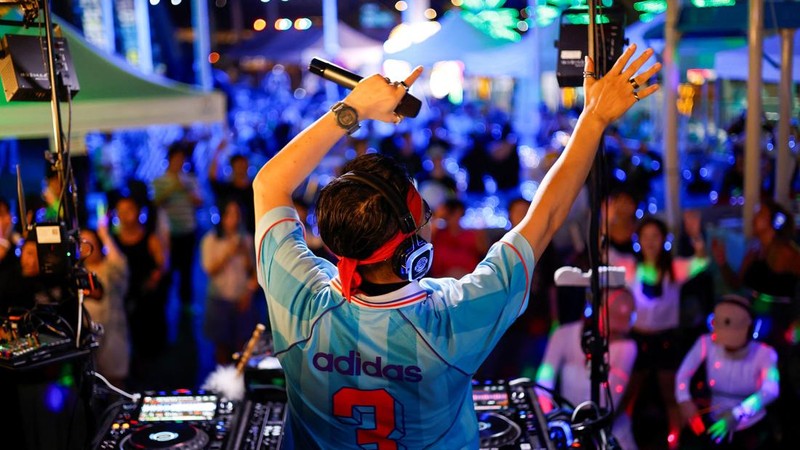 Seorang DJ tampil dalam acara