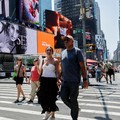 Seorang pejalan kaki menggunakan kipas tangan saat gelombang panas melanda New York City, AS, pada 7 Agustus 2026. (REUTERS/Jeenah Moon)