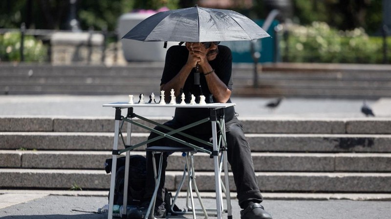 Seorang pria menunggu giliran bermain catur di Union Square saat gelombang panas melanda New York City, AS, pada 7 Agustus 2026.