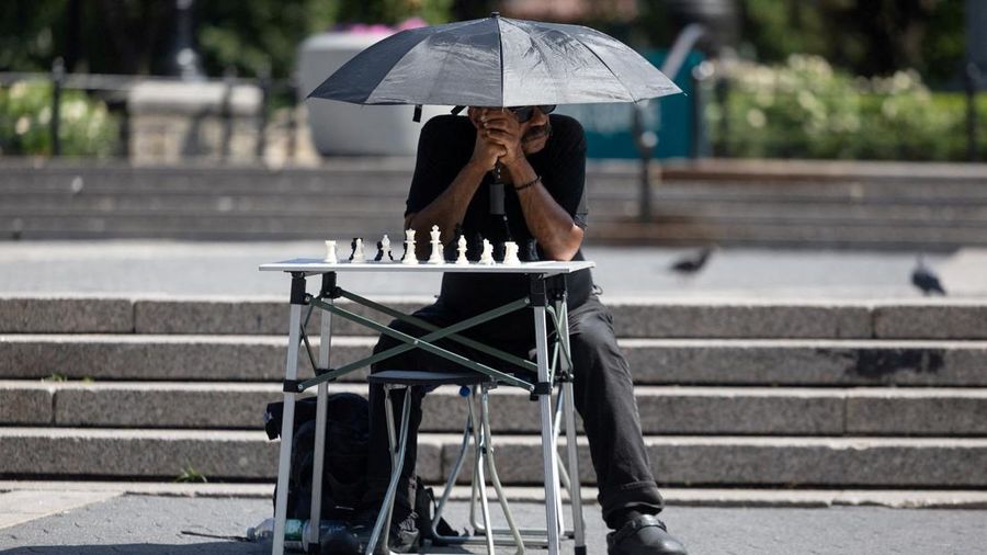 Seorang pria menunggu giliran bermain catur di Union Square saat gelombang panas melanda New York City, AS, pada 7 Agustus 2026. Seorang pria menunggu giliran bermain catur di Union Square saat gelombang panas melanda New York City, AS, pada 7 Agustus 2026.