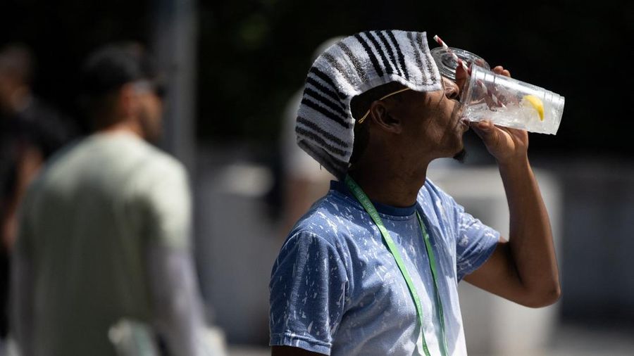 Seorang pria minum di dekat Central Park saat gelombang panas melanda New York City, AS, pada 7 Agustus 2026. Seorang pria minum di dekat Central Park saat gelombang panas melanda New York City, AS, pada 7 Agustus 2026.