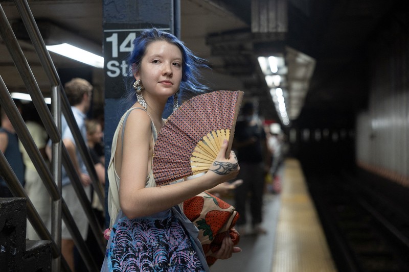 Seorang pejalan kaki menggunakan kipas tangan saat gelombang panas melanda New York City, AS, pada 7 Agustus 2026. (REUTERS/Jeenah Moon)