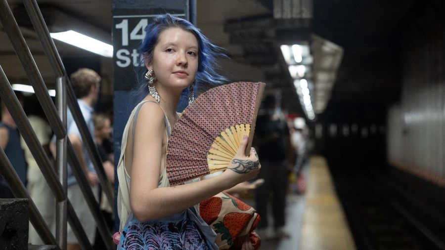 Seorang wanita mengipasi dirinya di stasiun kereta bawah tanah saat gelombang panas melanda New York City, AS, pada 7 Agustus 2026. Seorang wanita mengipasi dirinya di stasiun kereta bawah tanah saat gelombang panas melanda New York City, AS, pada 7 Agustus 2026.