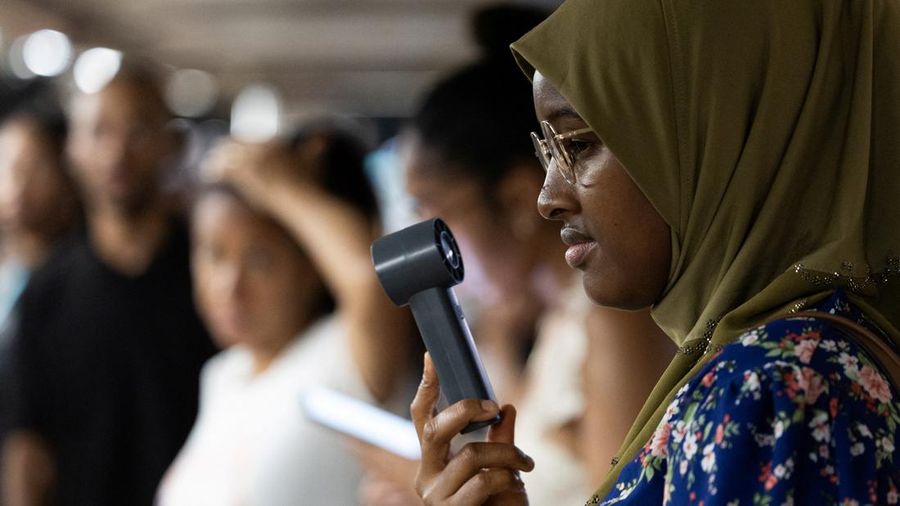 Seorang wanita mengipasi dirinya di stasiun kereta bawah tanah saat gelombang panas melanda New York City, AS, pada 7 Agustus 2026. Seorang wanita mengipasi dirinya di stasiun kereta bawah tanah saat gelombang panas melanda New York City, AS, pada 7 Agustus 2026.