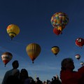 Warga menyaksikan balon udara terbang saat peluncuran massal di acara tahunan Bristol International Balloon Fiesta di Bristol, Inggris, pada 8 Agustus 2026. (REUTERS/Toby Melville)