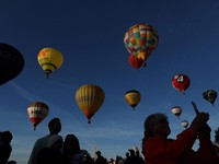 Warga menyaksikan balon udara terbang saat peluncuran massal di acara tahunan Bristol International Balloon Fiesta di Bristol, Inggris, pada 8 Agustus 2026. (REUTERS/Toby Melville)