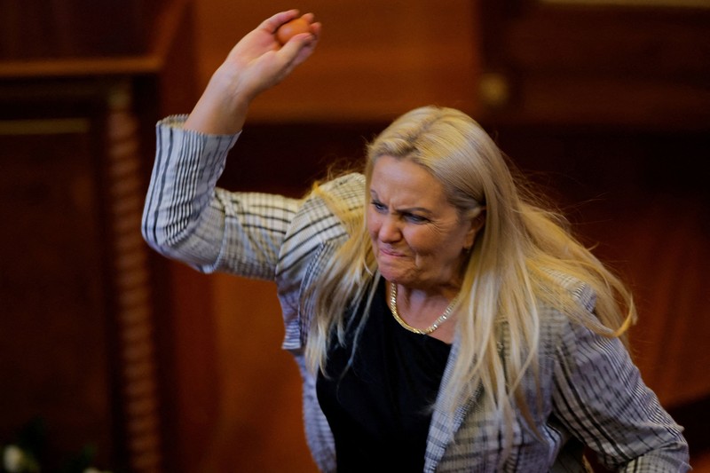 Seorang anggota parlemen dari kubu oposisi melemparkan telur ke arah penjabat Perdana Menteri Kosovo, Albin Kurti, pada Sabtu (8/8/2026). (Tangkapan Layar Video Reuter/KOSOVO PARLIAMENT)