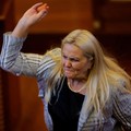 Anggota parlemen Kosovo, Time Kadriaj, melemparkan telur ke arah Perdana Menteri Albin Kurti (tidak terlihat dalam foto) saat sidang pleno pemilihan ketua parlemen yang baru di Pristina, Kosovo, pada 8 Agustus 2026. Parlemen Kosovo belum terbentuk se
