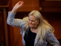 Anggota parlemen Kosovo, Time Kadriaj, melemparkan telur ke arah Perdana Menteri Albin Kurti (tidak terlihat dalam foto) saat sidang pleno pemilihan ketua parlemen yang baru di Pristina, Kosovo, pada 8 Agustus 2026. Parlemen Kosovo belum terbentuk se