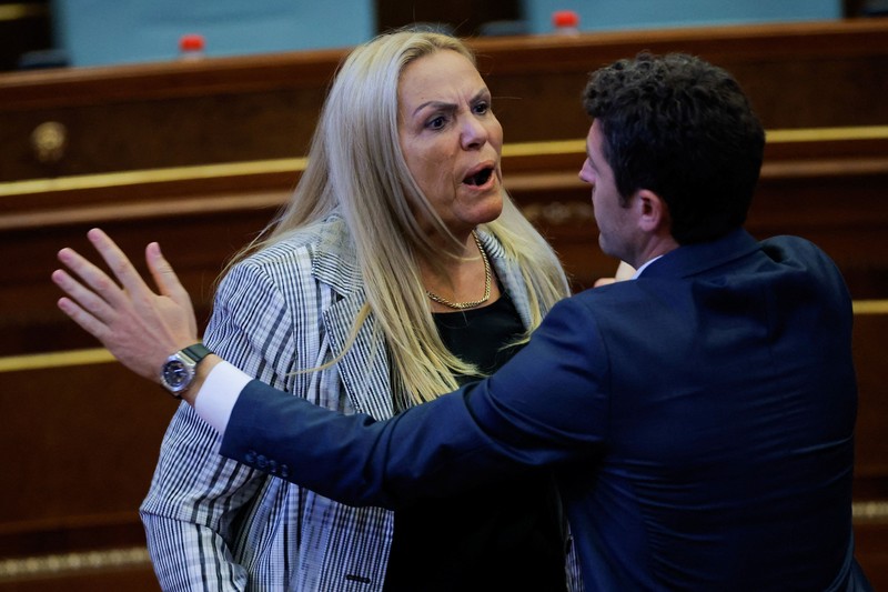 Seorang anggota parlemen dari kubu oposisi melemparkan telur ke arah penjabat Perdana Menteri Kosovo, Albin Kurti, pada Sabtu (8/8/2026). (Tangkapan Layar Video Reuter/KOSOVO PARLIAMENT)