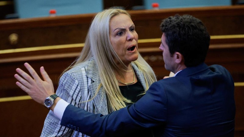 Para anggota parlemen Kosovo berdebat dalam sidang pleno untuk memilih ketua parlemen yang baru di Pristina, Kosovo, pada 8 Agustus 2026. Parlemen Kosovo belum juga terbentuk secara resmi.