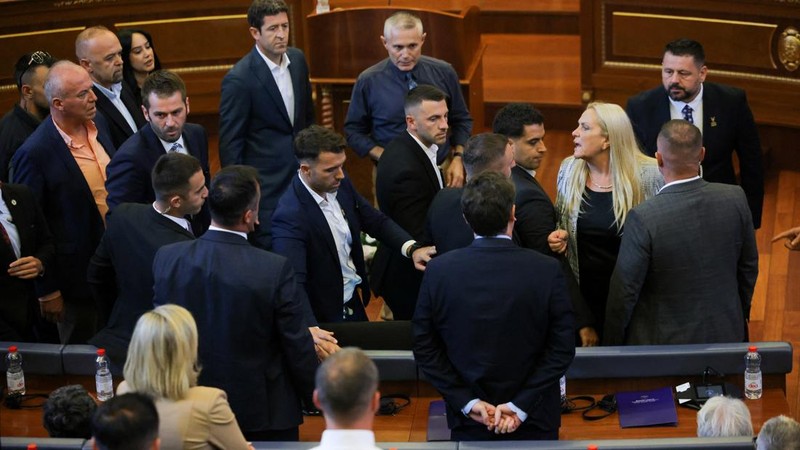 Para anggota parlemen Kosovo berdebat dalam sidang pleno untuk memilih ketua parlemen yang baru di Pristina, Kosovo, pada 8 Agustus 2026. Parlemen Kosovo belum juga terbentuk secara resmi.