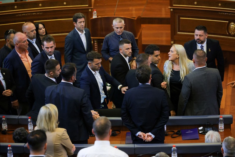 Seorang anggota parlemen dari kubu oposisi melemparkan telur ke arah penjabat Perdana Menteri Kosovo, Albin Kurti, pada Sabtu (8/8/2026). (Tangkapan Layar Video Reuter/KOSOVO PARLIAMENT)