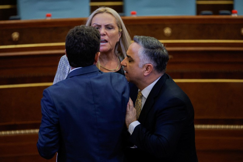 Seorang anggota parlemen dari kubu oposisi melemparkan telur ke arah penjabat Perdana Menteri Kosovo, Albin Kurti, pada Sabtu (8/8/2026). (Tangkapan Layar Video Reuter/KOSOVO PARLIAMENT)