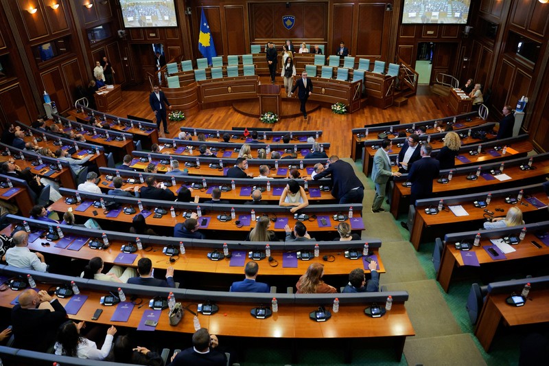 Seorang anggota parlemen dari kubu oposisi melemparkan telur ke arah penjabat Perdana Menteri Kosovo, Albin Kurti, pada Sabtu (8/8/2026). (Tangkapan Layar Video Reuter/KOSOVO PARLIAMENT)