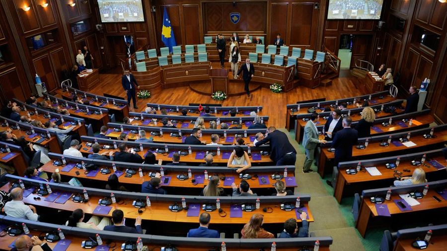 Para anggota parlemen Kosovo tiba untuk menghadiri sidang pleno pemilihan ketua parlemen yang baru di Pristina, Kosovo, pada 8 Agustus 2026. Parlemen Kosovo belum terbentuk secara resmi. (REUTERS/Valdrin Xhemaj)