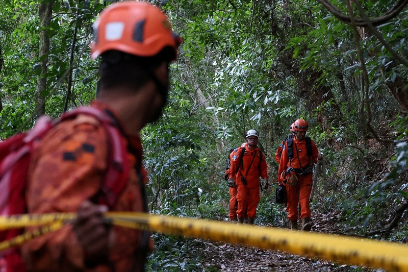 Petugas pemadam kebakaran di lokasi kecelakaan helikopter yang mematikan di Alto da Boa Vista, Rio de Janeiro, Brasil, 8 Agustus 2026. (Corpo de Bombeiros Militar do Estado do Rio de Janeiro/Handout via REUTERS)