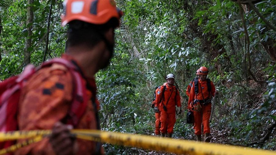 Petugas pemadam kebakaran melangkah melintasi area rimba dalam operasi pemindahan setelah kecelakaan helikopter di dekat titik pandang Vista Chinesa, Rio de Janeiro, Brasil, 8 Agustus 2026.