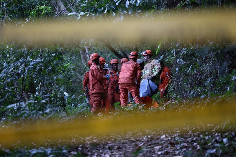 Petugas pemadam kebakaran di lokasi kecelakaan helikopter yang mematikan di Alto da Boa Vista, Rio de Janeiro, Brasil, 8 Agustus 2026. (Corpo de Bombeiros Militar do Estado do Rio de Janeiro/Handout via REUTERS)