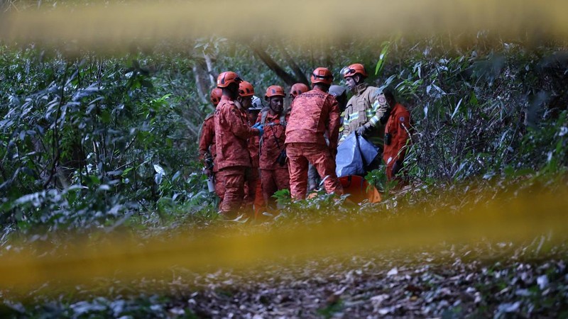 Petugas pemadam kebakaran berjalan melintasi kawasan hutan dalam operasi evakuasi setelah sebuah helikopter jatuh di dekat titik pandang Vista Chinesa di Rio de Janeiro, Brasil, pada 8 Agustus 2026.