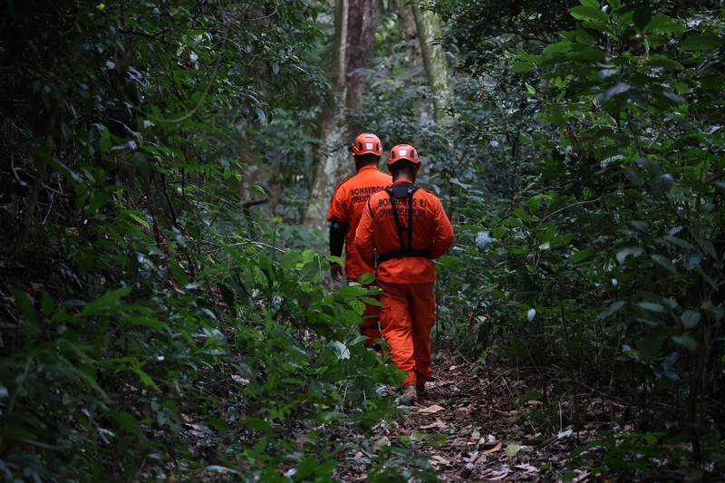 Petugas pemadam kebakaran di lokasi kecelakaan helikopter yang mematikan di Alto da Boa Vista, Rio de Janeiro, Brasil, 8 Agustus 2026. (Corpo de Bombeiros Militar do Estado do Rio de Janeiro/Handout via REUTERS)