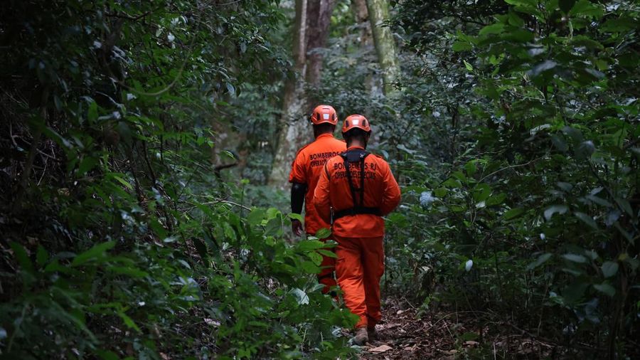 Petugas pemadam kebakaran melangkah melintasi area rimba dalam operasi pemindahan setelah sebuah helikopter jatuh di dekat titik pandang Vista Chinesa di Rio de Janeiro, Brasil, pada 8 Agustus 2026.