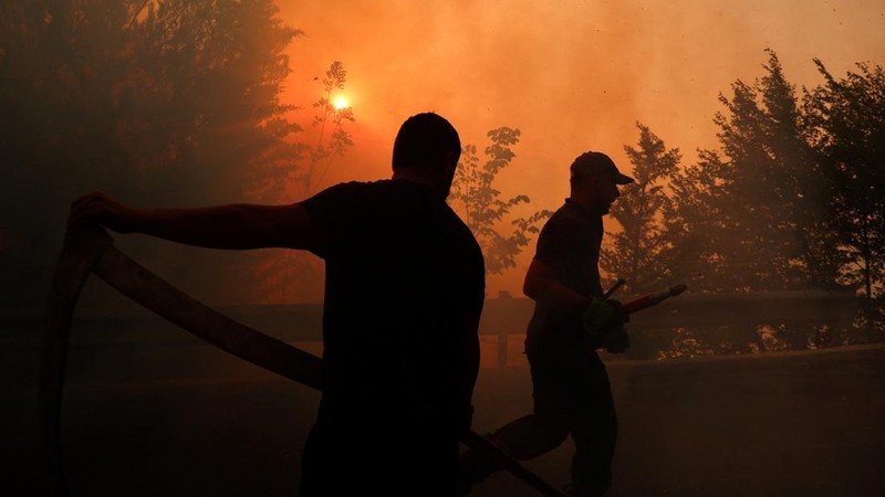 Petugas pemadam kebakaran berjibaku memadamkan kebakaran hutan di Kruja, Albania, pada 8 Agustus 2026.