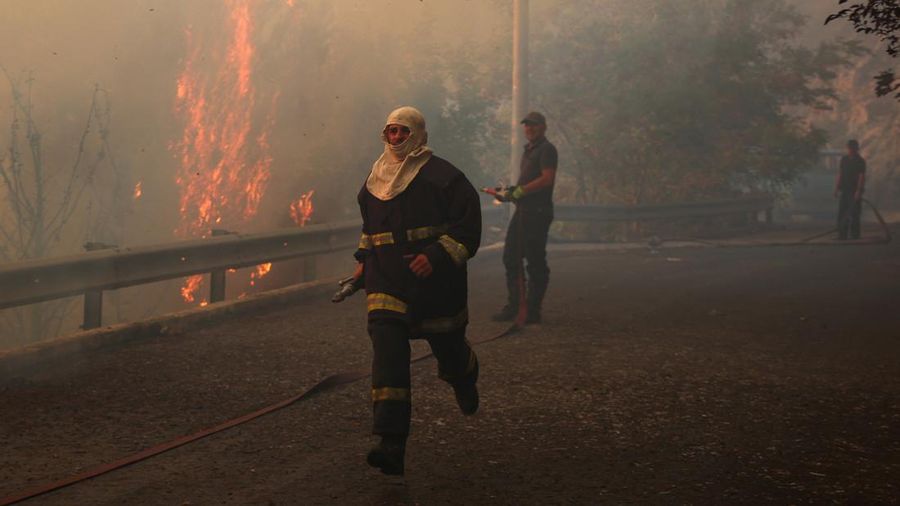 Petugas pemadam kebakaran berjibaku memadamkan kebakaran hutan di Kruja, Albania, pada 8 Agustus 2026.