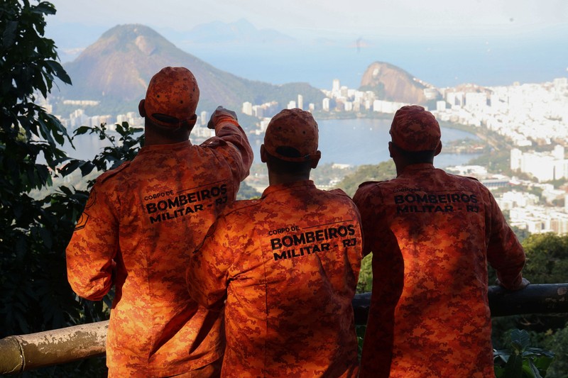 Petugas pemadam kebakaran di lokasi kecelakaan helikopter yang mematikan di Alto da Boa Vista, Rio de Janeiro, Brasil, 8 Agustus 2026. (Corpo de Bombeiros Militar do Estado do Rio de Janeiro/Handout via REUTERS)