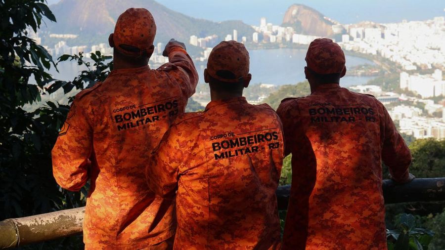 Petugas pemadam kebakaran berkumpul di titik pandang Vista Chinesa setelah sebuah helikopter jatuh di Rio de Janeiro, Brasil, pada 8 Agustus 2026.
